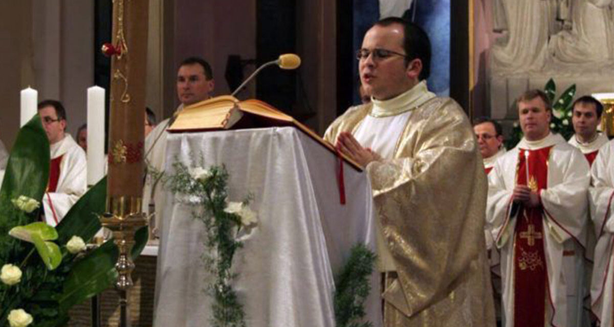 El significado del pregón pascual: Mons. Adolfo Castaño nos lo explica