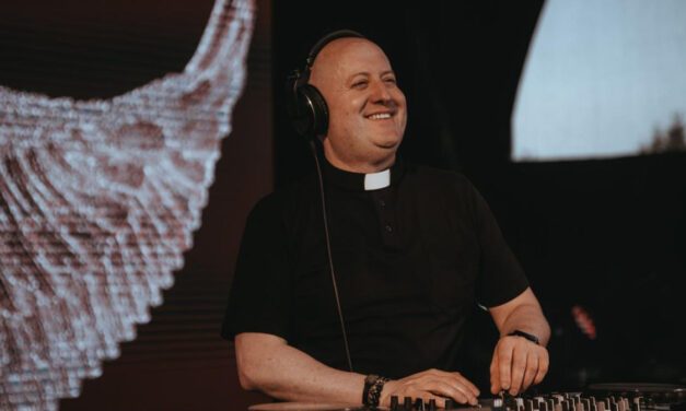 Este es el sacerdote DJ que animó la JMJ al estilo Tomorrow Land